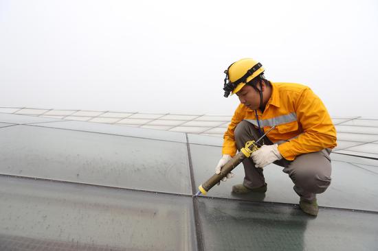 图为杭州房产建筑段员工在杭州东站顶棚巡检。杭州房产建筑段提供