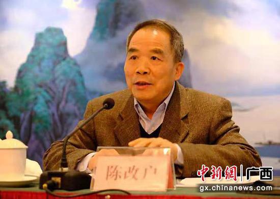 图为陈改户在座谈会上发言。覃凤前 摄 图为陈改户在座谈会上发言。覃凤前 摄