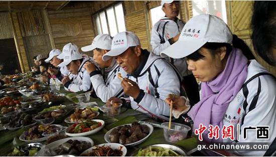 图为车友们品尝长桌宴。 图为车友们品尝长桌宴。