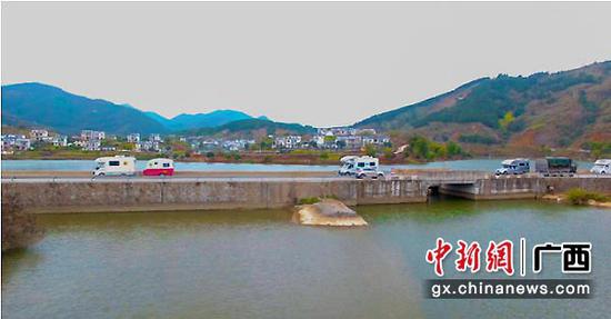 图为句町古国探秘之旅房车队穿梭在新丰野钓休闲度假村。 图为句町古国探秘之旅房车队穿梭在新丰野钓休闲度假村。
