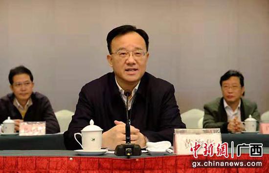 图为黄俊华在座谈会上发言。覃凤前 摄 图为黄俊华在座谈会上发言。覃凤前 摄