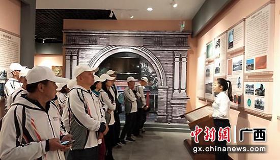 图为车友们参观句町古国博物馆了解西林历史。 图为车友们参观句町古国博物馆了解西林历史。