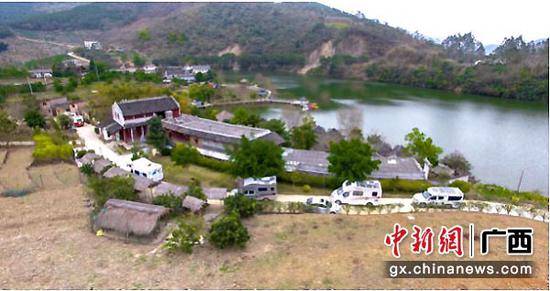 图为房车队踏上五星级乡村旅游景区——宫保风情岛。 图为房车队踏上五星级乡村旅游景区——宫保风情岛。