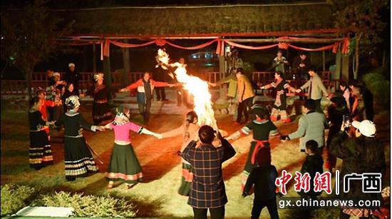 图为篝火晚会。 图为篝火晚会。
