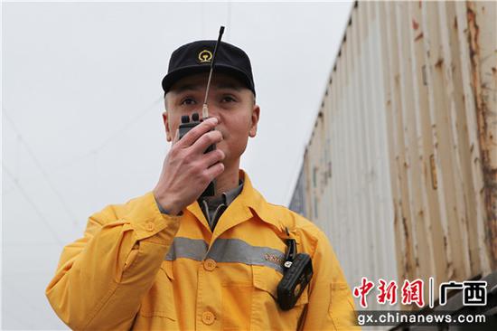 列尾作业员何庆国汇报列尾装置安装完毕。李育全 摄 列尾作业员何庆国汇报列尾装置安装完毕。李育全 摄