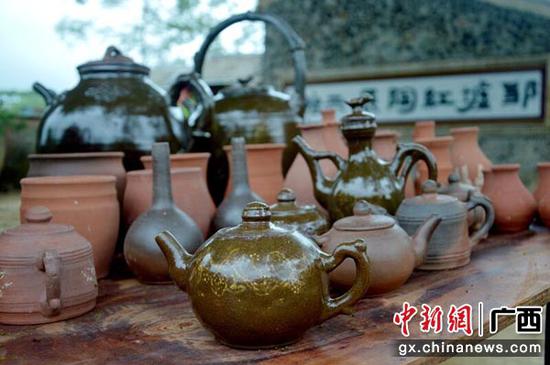 图为红陶制品。黄日强 摄 图为红陶制品。黄日强 摄