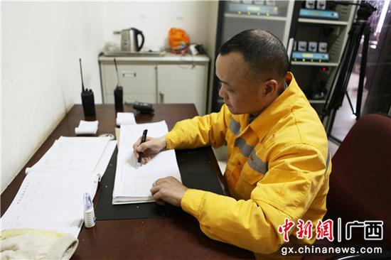 列尾作业员何庆国检测完毕列尾主机后登记台账。 李育全 摄 列尾作业员何庆国检测完毕列尾主机后登记台账。 李育全 摄