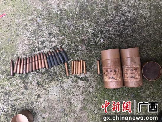 韦某主动上缴的步枪子弹和拉火管。 韦某主动上缴的步枪子弹和拉火管。