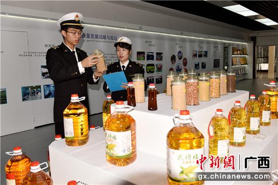 南宁海关隶属防城海关关员深入加工贸易企业查难进口的原料情况。