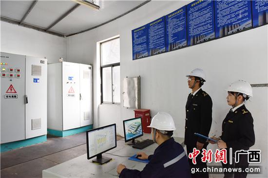 南宁海关隶属 防城海关关员到企业中控室通过信息系统核?#21592;?#31246;原料库存情况。 南宁海关隶属 防城海关关员到企业中控室通过信息系统核?#21592;?#31246;原料库存情况。