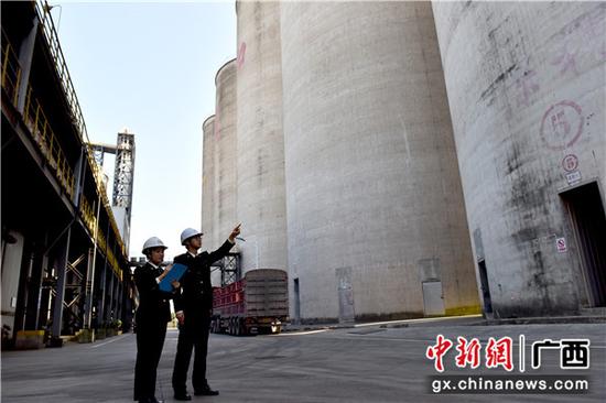 南宁海关隶属防城海关关员巡查加工贸易企业的保税仓。 南宁海关隶属防城海关关员巡查加工贸易企业的保税仓。