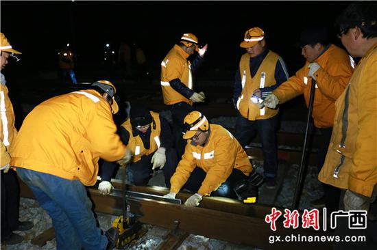 工长梁明在与焊修工人们进行对轨作业。冷鹏飞 摄 工长梁明在与焊修工人们进行对轨作业。冷鹏飞 摄