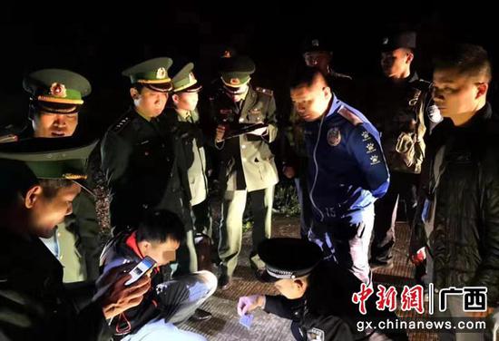 图为越南警方将嫌犯移交给中国龙州警方。警方供图
