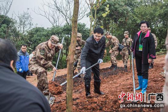 广西壮族自治区党政军义务植树活动在南宁举行