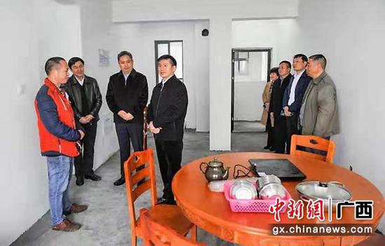 图为黄贤昌(左四)、徐迪克(左三)到向阳新区走访慰问新住户。韦禄东 摄 图为黄贤昌(左四)、徐迪克(左三)到向阳新区走访慰问新住户。韦禄东 摄