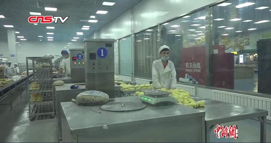 三代打馕师傅入驻乌鲁木齐馕文化产业园