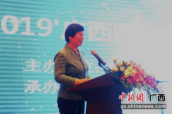 图为广西工商联党组成员、副主席李丽在会上讲话。 图为广西工商联党组成员、副主席李丽在会上讲话。