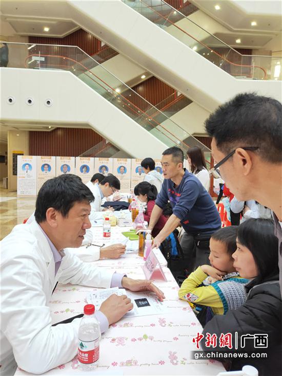 图为义诊现场。 图为义诊现场。