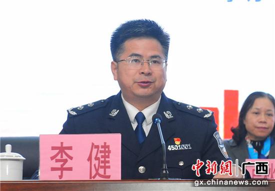 李健主持。王洪刚 摄 李健主持。王洪刚 摄