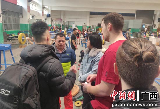 体能训练与康复团队征求服务意见 黄荷 摄 体能训练与康复团队征求服务意见 黄荷 摄