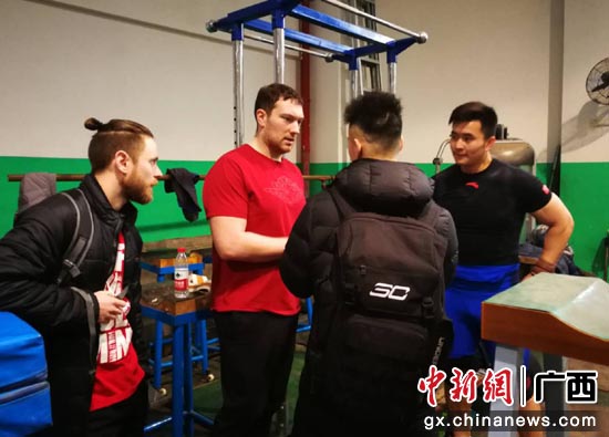 外籍专家详细询问举重运动员训练伤病情况 外籍专家详细询问举重运动员训练伤病情况