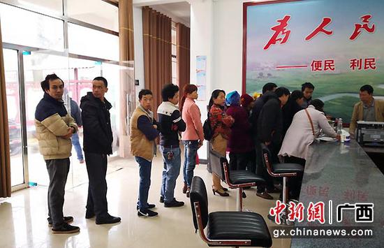 图为弄烈村群众在新服务大厅办理业务。凌吉荣 摄 图为弄烈村群众在新服务大厅办理业务。凌吉荣 摄