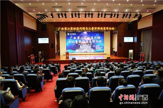 图为广西第二届胆道闭锁与小儿肝移植高峰论坛现场。 图为广西第二届胆道闭锁与小儿肝移植高峰论坛现场。