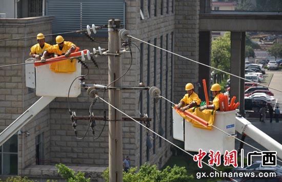 广西电网公司大力推广带电作业减少停电时间。赵景玉 摄 广西电网公司大力推广带电作业减少停电时间。赵景玉 摄