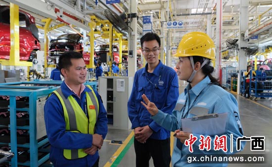 广西柳州供电局服务人员深入了解企业电力需求,提供供电保障服务。邹振远
摄 广西柳州供电局服务人员深入了解企业电力需求,提供供电保障服务。邹振远
摄
