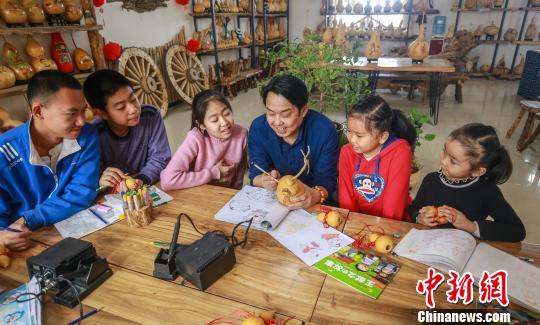 新疆呼图壁:葫芦园里学技术