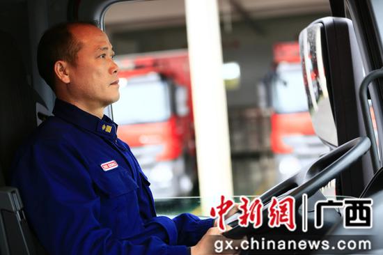 图为彭光校在驾驶消防车辆。受访者供图 图为彭光校在驾驶消防车辆。受访者供图