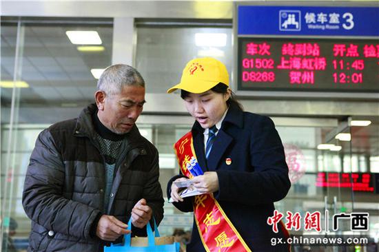 回答老人乘车咨询。李玉琼 摄 回答老人乘车咨询。李玉琼 摄