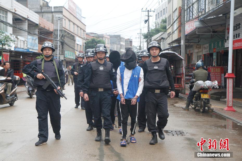 广西钦州警方公开押解犯罪嫌疑人辨认作案现场