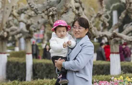 新疆库尔勒:绿上枝头 市民静待梨花俏