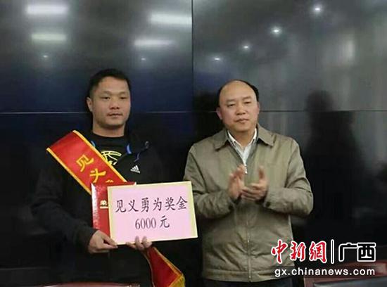 图为横县见义勇为好人宁华任荣登中国好人榜。 图为横县见义勇为好人宁华任荣登中国好人榜。