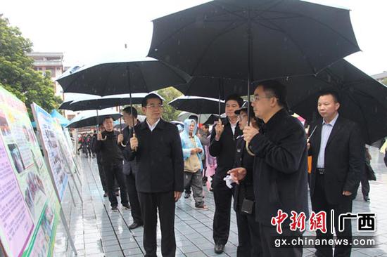 与会嘉宾了解上林县禁毒工作开展情况。陶云 摄 与会嘉宾了解上林县禁毒工作开展情况。陶云 摄