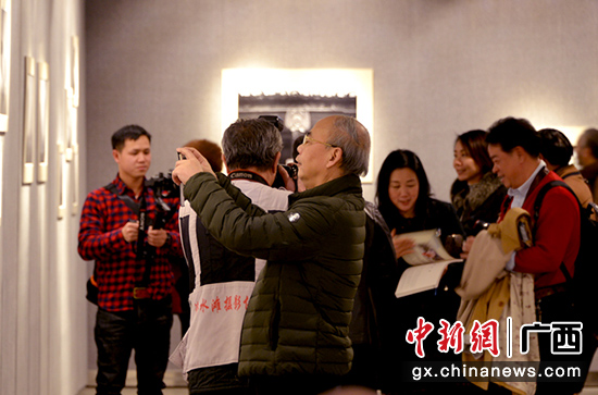 图为观众在参观作品展。吕建伟 摄 图为观众在参观作品展。吕建伟 摄