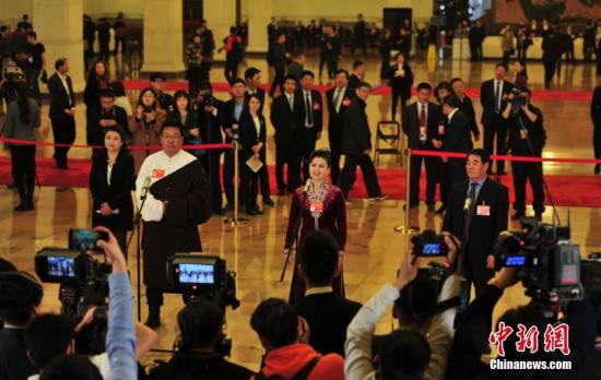 少数民族界委员上“委员通道”:聊演出、话教育、谈生态