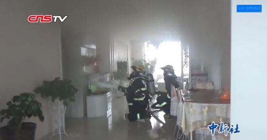 家中起火6岁女童机智报警 带3岁妹妹逃离