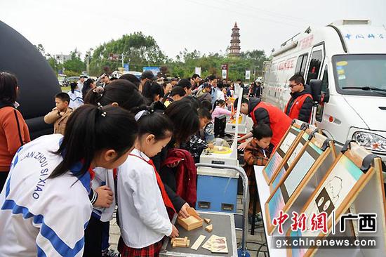 图为科普大篷车体验区。林启波 摄 图为科普大篷车体验区。林启波 摄