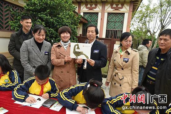 图为“海丝路上的广西宝藏”天文手工体验区。林启波 摄 图为“海丝路上的广西宝藏”天文手工体验区。林启波 摄