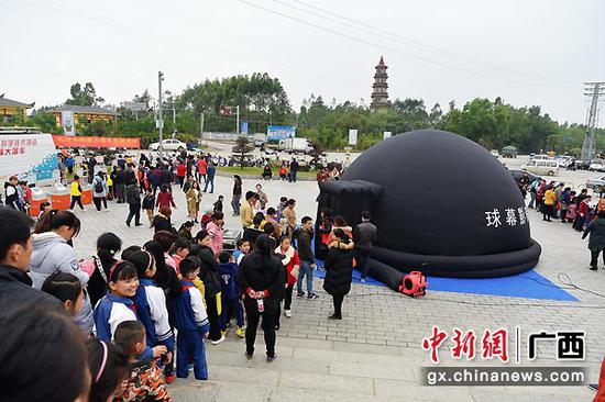 图为球幕影院体验区。林启波 摄 图为球幕影院体验区。林启波 摄