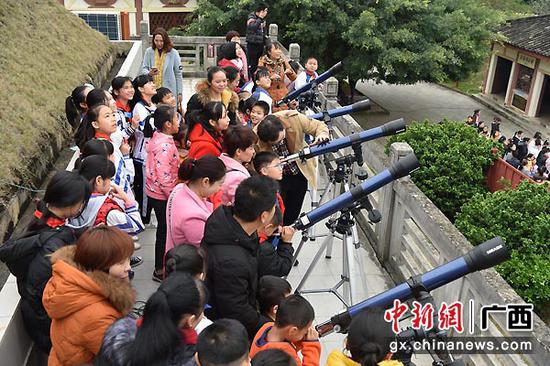 图为天文望远镜观测体验。林启波 摄 图为天文望远镜观测体验。林启波 摄