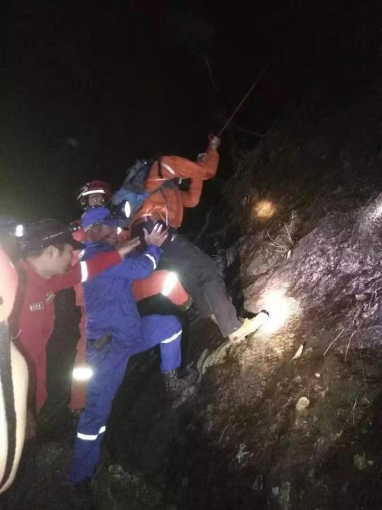 12名“驴友”受困雁荡山，警民彻夜搜救 乐清警方供图