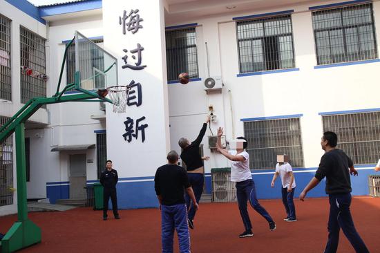 图为绍兴市强制隔离戒毒所内，戒毒人员正在篮球比赛。该戒毒所供图