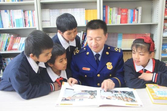 图为消防指战员辅导儿童福利院孤儿学习。 图为消防指战员辅导儿童福利院孤儿学习。