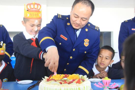 图为消防指战员为儿童福利院孤儿过生日。 图为消防指战员为儿童福利院孤儿过生日。