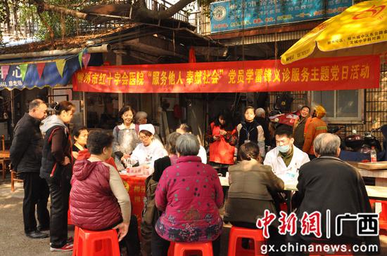 学雷锋义诊活动现场 。韦兰纯 摄 学雷锋义诊活动现场 。韦兰纯 摄
