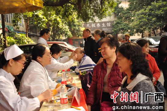 学雷锋义诊活动现场。韦兰纯 摄 学雷锋义诊活动现场。韦兰纯 摄