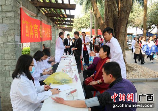 体育医院开展义诊活动。 体育医院开展义诊活动。